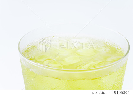 グラスに入った冷たい緑茶のクローズアップ 119106804