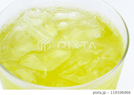 グラスに入った冷たい緑茶の表面のクローズアップ グラスに入った冷たい緑茶の表面のクローズアップ 119106866