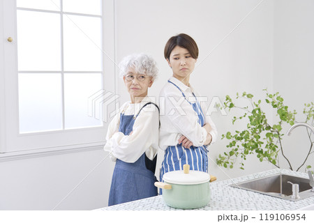 仲が悪い姑と嫁　キッチン 119106954