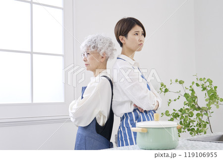 仲が悪い姑と嫁　キッチン 119106955