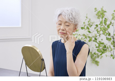 ほうれい線に悩む高齢者の女性 119106983