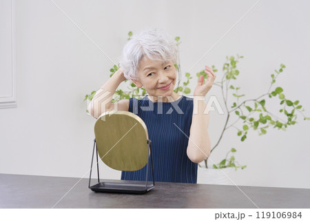 ヘアセットする高齢者の女性 119106984