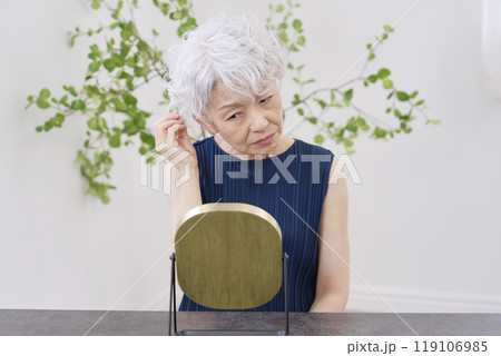 抜け毛に悩む高齢者の女性 119106985