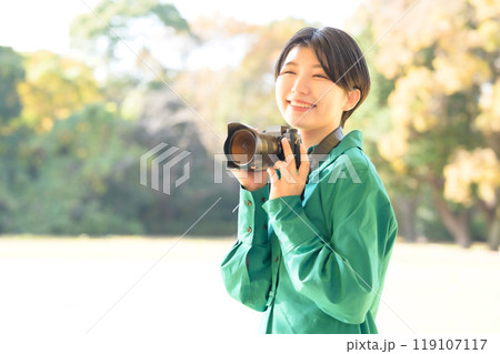 秋の紅葉をカメラで撮影する若い女性 秋の紅葉をカメラで撮影する若い女性 119107117