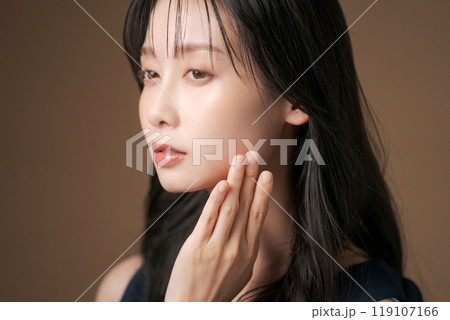 スキンケアをする20代女性 119107166
