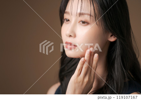 スキンケアをする20代女性 119107167