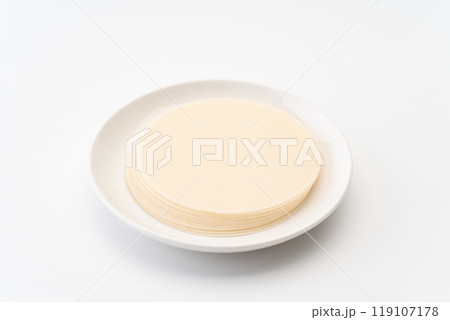 お皿に載った餃子の皮 お皿に載った餃子の皮 119107178