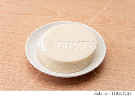 お皿に載った餃子の皮 お皿に載った餃子の皮 119107189