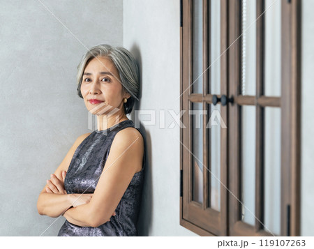 シニア女性のポートレート シニア女性のポートレート 119107263