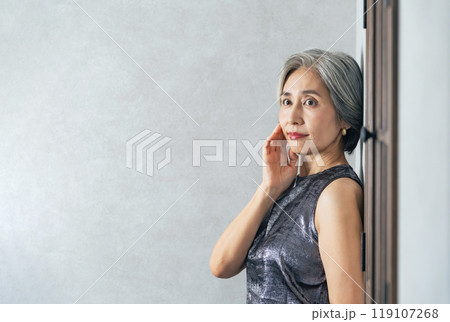 シニア女性のポートレート シニア女性のポートレート 119107268