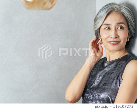 シニア女性のポートレート 119107272