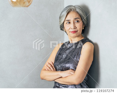 シニア女性のポートレート シニア女性のポートレート 119107274