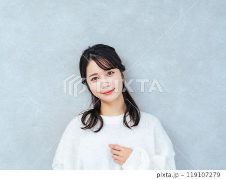 笑顔の女性 119107279
