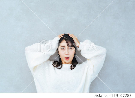 頭を抱える女性 119107282