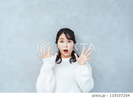 びっくりする女性 びっくりする女性 119107284