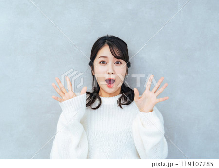 びっくりする女性 119107285