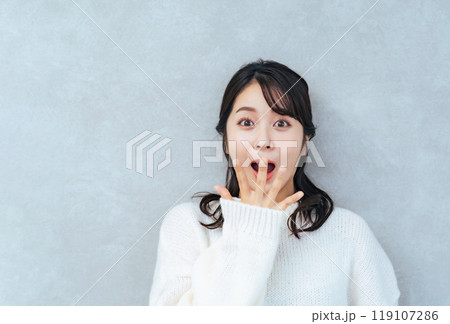 びっくりする女性 119107286