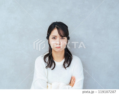 怒る女性 怒る女性 119107287