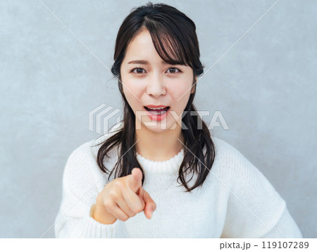 怒る女性 怒る女性 119107289