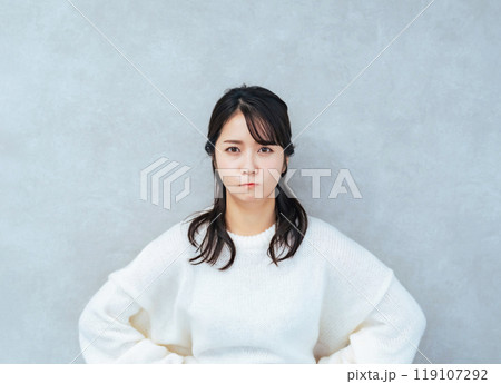 怒る女性 119107292