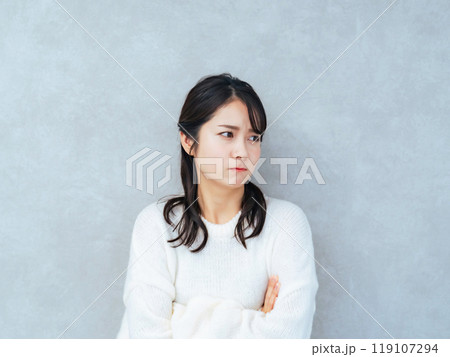 怒る女性 怒る女性 119107294