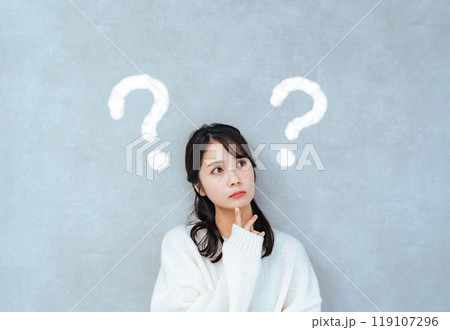 疑問を持つ女性 119107296