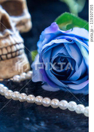 ゴシックな青いバラとドクロ（造花 タテ） 119107305