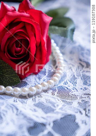 エレガントなパールと赤い薔薇の造花（白レース タテ） 119107308