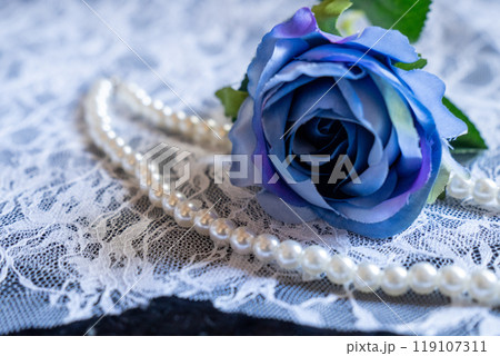エレガントなパールと青い薔薇の造花(白レース ヨコ) エレガントなパールと青い薔薇の造花(白レース ヨコ) 119107311