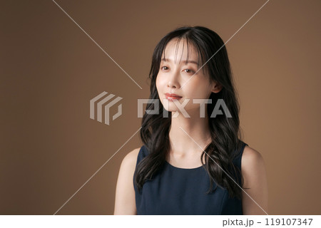 ロングヘアの20代女性ポートレート 119107347