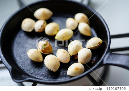 フライパンでギンナンの乾煎り 119107506