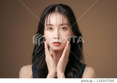 スキンケアをする30代女性 スキンケアをする30代女性 119107508