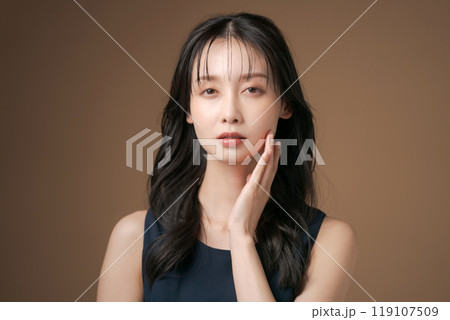 スキンケアをする30代女性 119107509