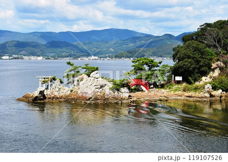 浜松市　猪鼻湖神社と猪鼻湖と青空 119107526