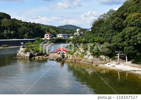 浜松市　猪鼻湖神社と猪鼻湖と青空 119107527