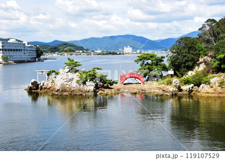 浜松市 猪鼻湖神社と猪鼻湖と青空 浜松市 猪鼻湖神社と猪鼻湖と青空 119107529