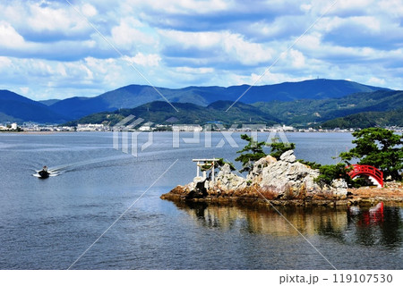 浜松市　猪鼻湖神社と猪鼻湖と青空 119107530
