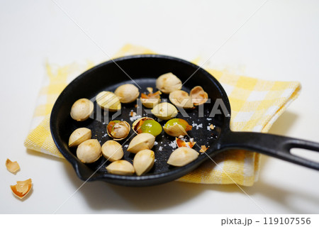 フライパンで乾煎りしたギンナン フライパンで乾煎りしたギンナン 119107556