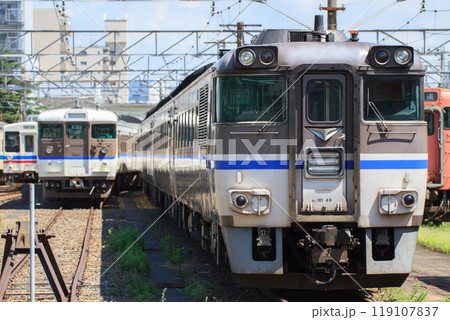 車両基地で休む国鉄型車両(JR西日本 キハ181系気動車他) 車両基地で休む国鉄型車両(JR西日本 キハ181系気動車他) 119107837