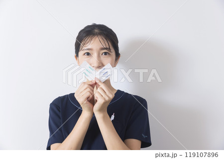 鍼灸イメージ　ディスポーザブル鍼を持つ女性鍼灸師 119107896