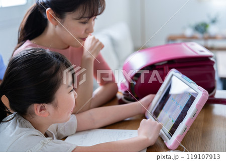 タブレットを使って勉強する子供とその親 タブレットを使って勉強する子供とその親 119107913