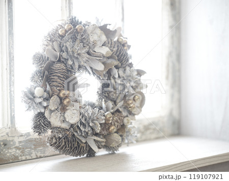 窓辺に飾られたクリスマスリース クリスマスイメージ 窓辺に飾られたクリスマスリース クリスマスイメージ 119107921