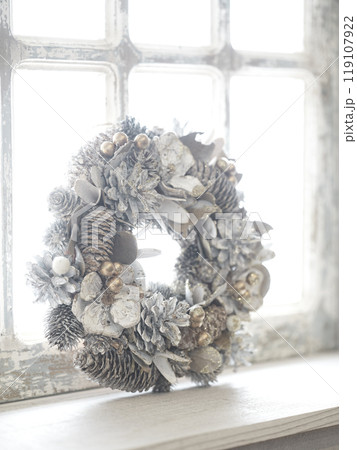 窓辺に飾られたクリスマスリース　クリスマスイメージ 119107922