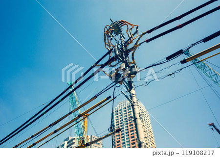 建設現場周辺の電線防護カバーと青空に伸びるクレーン c-4 暖色 建設現場周辺の電線防護カバーと青空に伸びるクレーン c-4 暖色 119108217