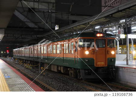 岡山駅に停車中の伯備線115系電車（湘南色編成） 119108736