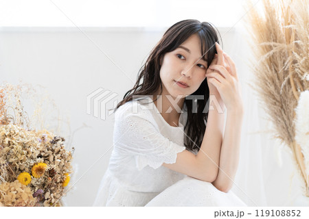 黒髪ロングヘアの若い女性（ビューティーイメージ） 119108852