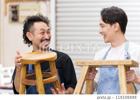 DIYで椅子を作る男性たち 119108899