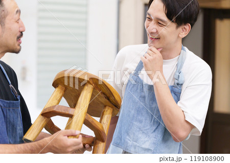 DIYで椅子を作る男性たち 119108900