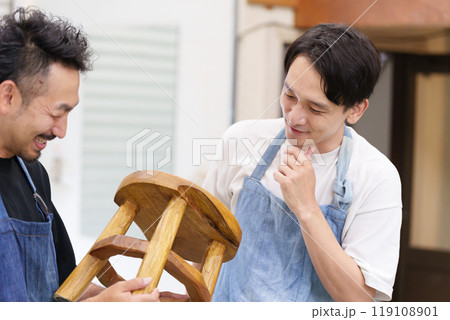 DIYで椅子を作る男性たち DIYで椅子を作る男性たち 119108901