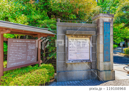 東京　文京区にある小石川後楽園（西門） 119108968